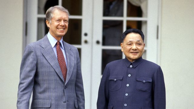 Foto de Jimmy Carter e Deng Xiaoping, em Washington