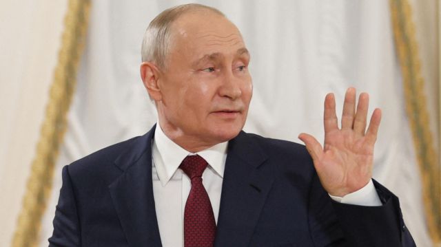 O presidente da Rússia, Vladimir Putin, participa de uma coletiva de imprensa em São Petersburgo