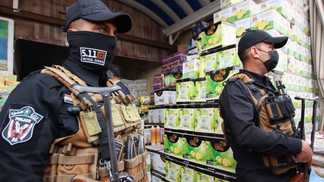 قوات أمن عراقية تراقب أسعار السلع الغذائية بالنجف