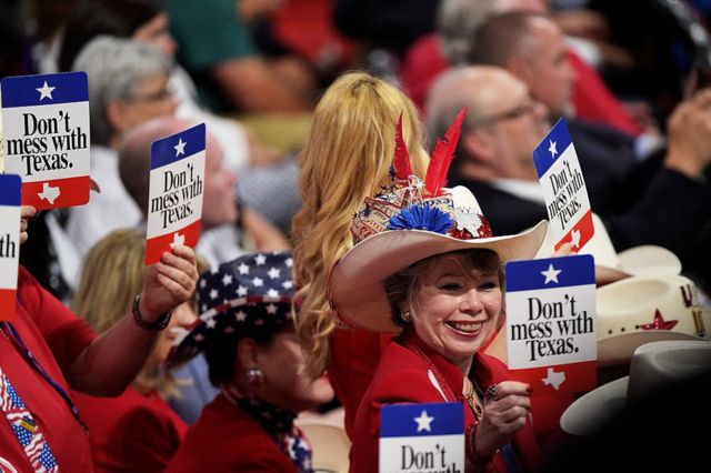 Mujer sostiene un cartel que dice "Don't Mess With Texas", en la Convención Nacional Republicana el 19 de julio de 2016, en Cleveland, Ohio.