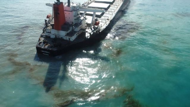 เรือของญี่ปุ่นเกยตื้นอยู่ในทะเล ที่ปนเปื้อนน้ำมัน