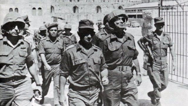 Homens do exército israelense caminhando 