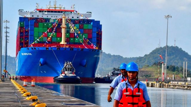 Buque en el Canal de Panamá