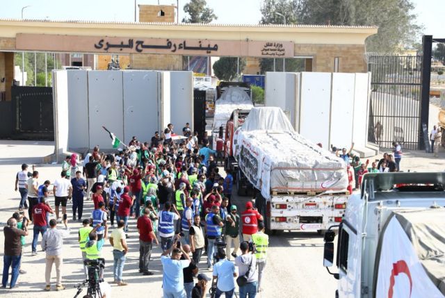 El primer convoy de camiones con insumos comienza a entrar en la Franja de Gaza desde el lado egipcio del cruce de Rafah.