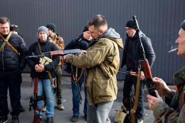 Miksi Venäjä hyökkää Ukrainaan?: Miksi Ukraina aseistaa tavallisia kansalaisia ​​Venäjän hyökkäystä vastaan