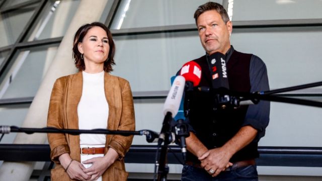 Annalena Baerbock (solda) ve Robert Habeck, liderliğindeki Yeşiller, Sosyal Demokratlar öncülüğünde üçlü koalisyon pazarlıklarına başlamaya hazır olduklarını açıkladılar