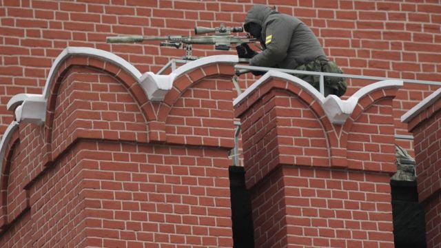 Un tireur d'élite OFS positionné sur l'un des murs du Kremlin, dans le centre de Moscou.