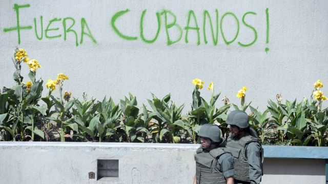 La oposición en Venezuela cuestiona el rol que juegan los asesores cubanos en temas de seguridad y defensa.