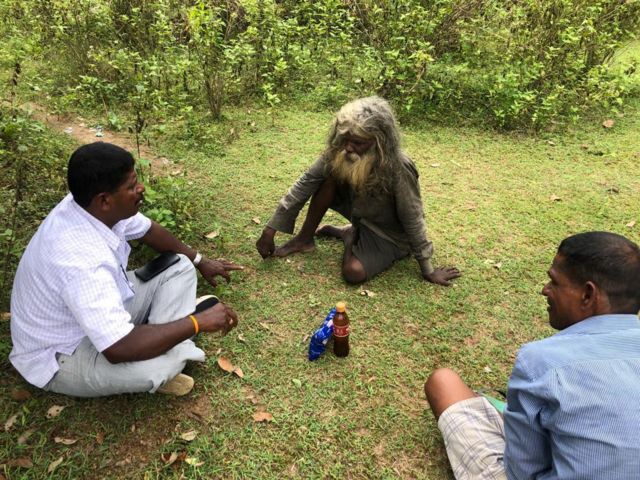 මඩකලපුව ,පට්ටිපලෙයි ප්‍රදේශයේ තණ්ඩමලෙයි වනාන්තර ප්‍රදේශයේ ගරා වැටුණු පැල්පතක ජීවත්ව සිටියදී ඔහු මුදා ගෙන තිබේ.
