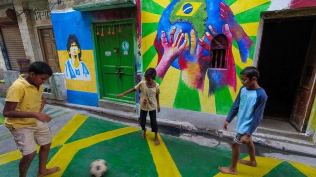 Crianças jogam bola em Calcutá