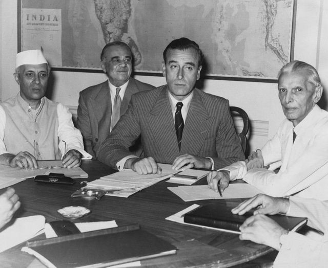 भारतका जवाहरलाल नेहरु(बायाँ), ब्रिटिश इन्डियाका भाइसरोय लर्ड लुई माउन्टब्याटेन (बीचमा) र अल इन्डिया मुस्लिम लीगका अध्यक्ष महुम्मद अलि जिन्नाह(दायाँ) सन् १९४७ मा विभाजनबारे कुरा गर्दै