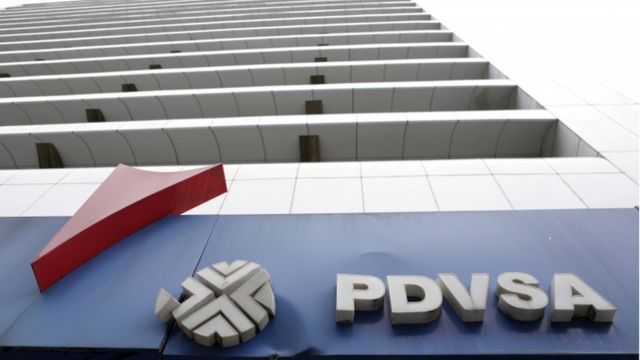 Edificio con el lego de PDVSA.