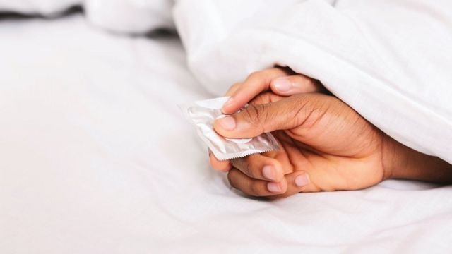 الأمم المتحدة تقول إنه ممارسة الجنس غير الآمن أحد أشكال نقل فيروس نقص المناعة المكتسبة