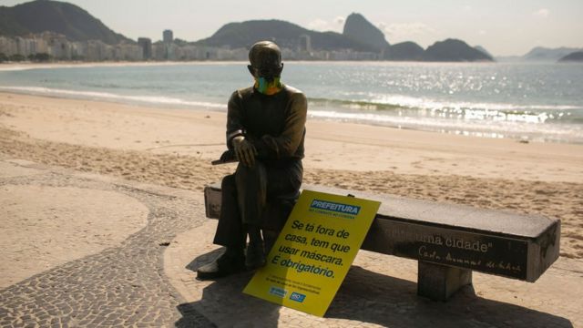 Una estatua con mascarilla en Río de Janeiro, Brasil.
