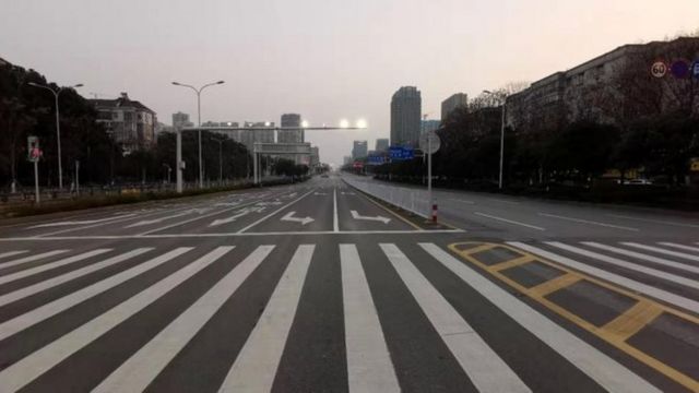 Rua vazia em Wuhan