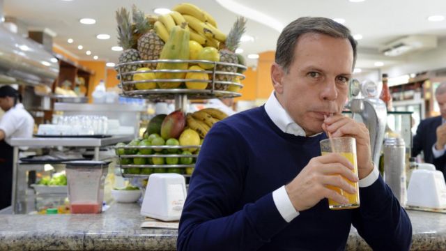 Doria toma suco durante campanha política em São Paulo