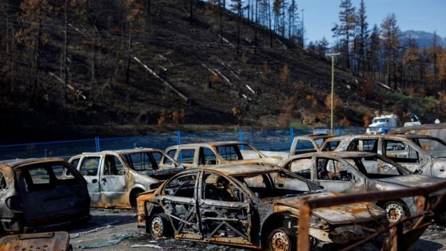 Autos quemados por un incendio en Lytton, Canadá, causado por una ola de calor sin precedentes