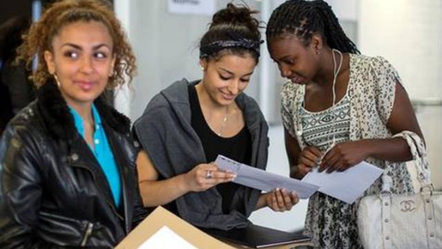 Jovens interagem em ambiente escolar