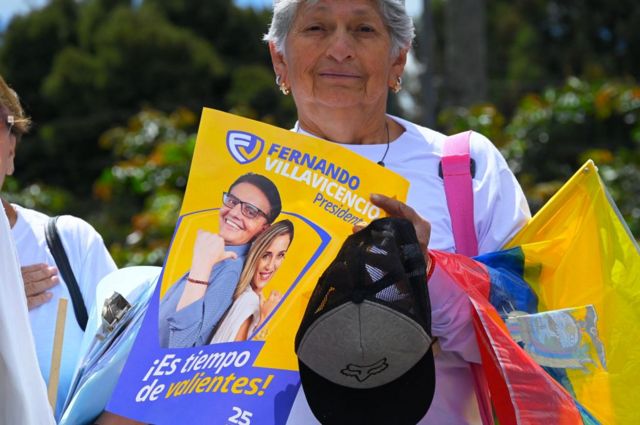 Simpatizante de Villavicencio porta un cartel con la foto del candidato y su lema, "Es tiempo de valientes".