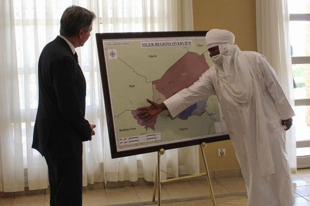 Un fonctionnaire nigérien explique au secrétaire d'État américain Antony Blinken (à gauche) le contexte de la crise djihadiste au Niger, à l'ambassade des États-Unis à Niamey, au Niger.