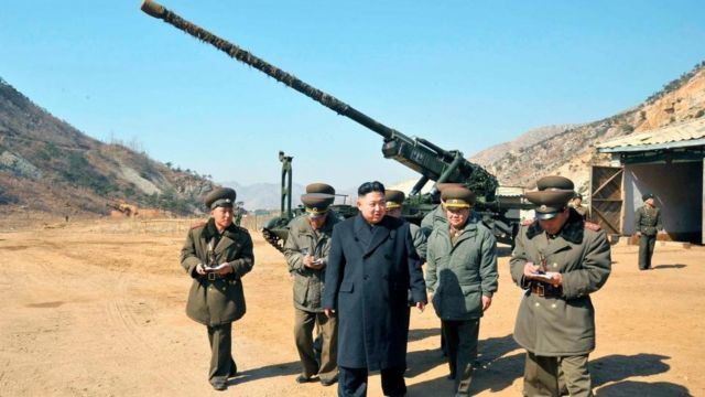 Nhà lãnh đạo Triều Tiên Kim Jong-Un đứng trước một đơn vị pháo binh tầm xa