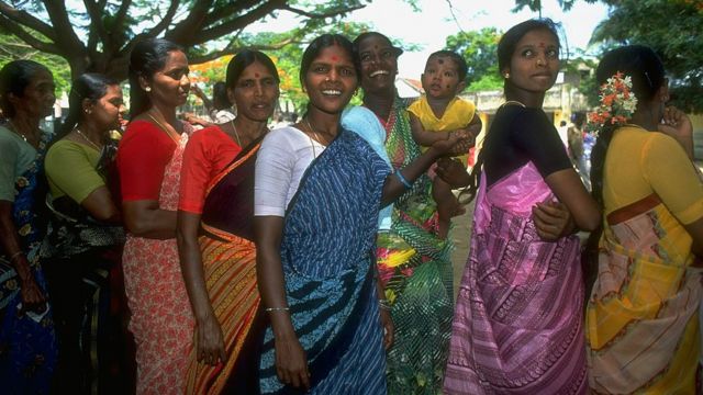 संविधान में संशोधन ने औरतों के लिए पंचायतों में भागीदारी का रास्ता खोला