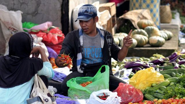 Un vendedor de verduras en Indonesia