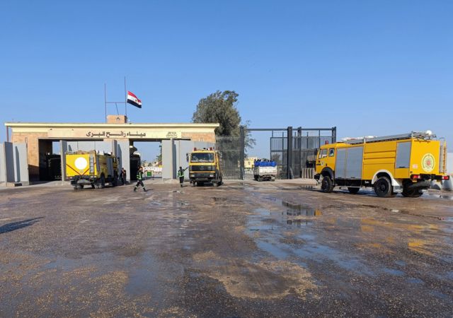 Refah sınır kapısının Mısır tarafında itfaiyeler bekletiliyor