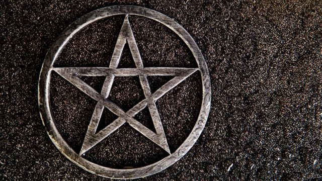 cueva James Dyson Agarrar El satanismo se convirtió en mi vida" - BBC News Mundo