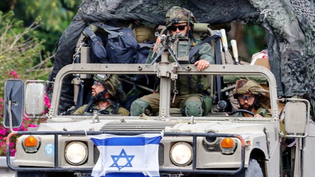Солдаты в машине с израильским флагом