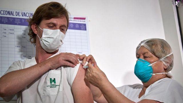 An Argentine is vaccinated with Sputnik
