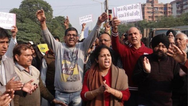 ஜோஷிமட் போல மண்ணுக்குள் புதைந்துகொண்டிருந்த ஊரை ஒன்றுகூடி காப்பாற்றிய மக்கள்