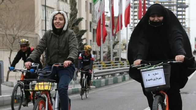 دوچرخه‌سواری زنان در ایران همواره محل نزاع محافظه‌کاران تندرو و ورزشکاران بوده است