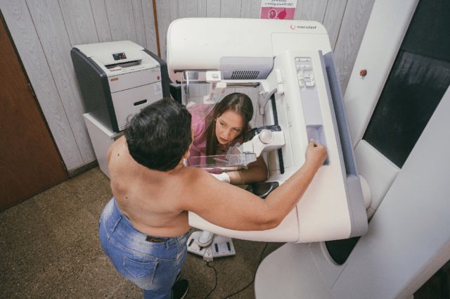 Una mujer se realiza una mamografía con Mamotest