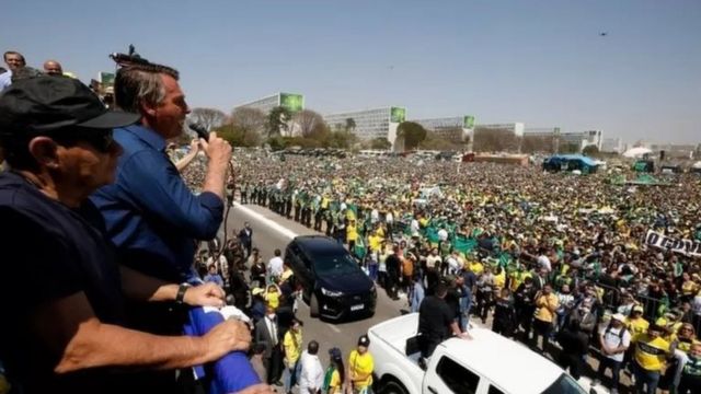 Jair Bolsonaro falando para apoiadores em Brasília