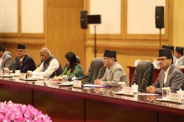नेपाल र चीनका प्रधानमन्त्रीबीचको छलफलमा प्रधानमन्त्रीको छेउमा उनकी स्वकीय सचिव समेत रहेकी गंगा दाहाल बसेको देख्न सकिन्छ