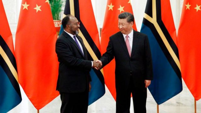 Charlot Salwai, cuando era primer ministro de Vanuatu, en una reunión con Xi Jinping en China.