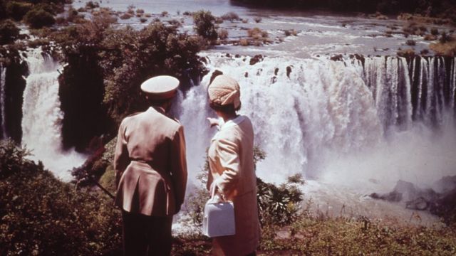 إليزابيث الثانية ملكة بريطانيا الحالية برفقة امبراطور إثيوبيا الراحل هيلا سيلاسي عن منبع النيل الأزرق خلال زيارة للملكة إلى إثيوبيا في شهر فبراير/شباط عام 1965.