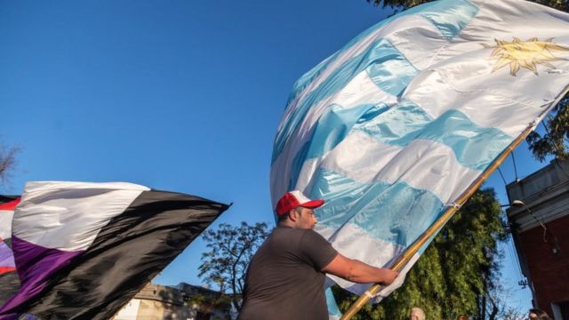 Homem com bandeira do Uruguai