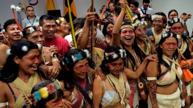 Los indígenas waorani celebran después de que un tribunal falló a su favor sobre el desafío legal de la tribu a la venta de tierras del gobierno, al final de la audiencia de acción de protección en Puyo, Ecuador, el 26 de abril de 2019.