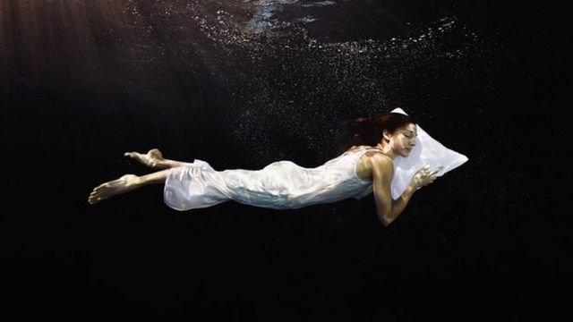 Mujer durmiendo bajo el agua.