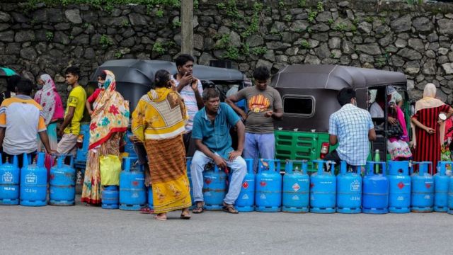 На Шрі-Ланці вже криза, дефолт, дефіцит і протести