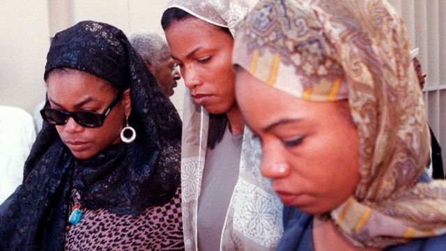 Malikah Shabazz, la primera desde la izquierda, con sus hermanas Malaak y Qubilah Shabazz el 27 de junio de 1997.