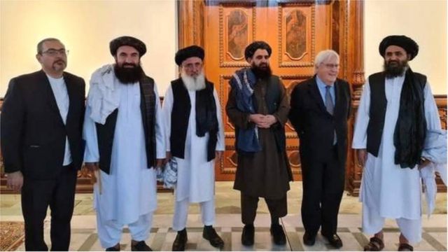 मुल्ला बरादर (दाएं से पहले) और उनके बगल में मार्टिन ग्रिफ़िथ और अन्य तालिबान नेता