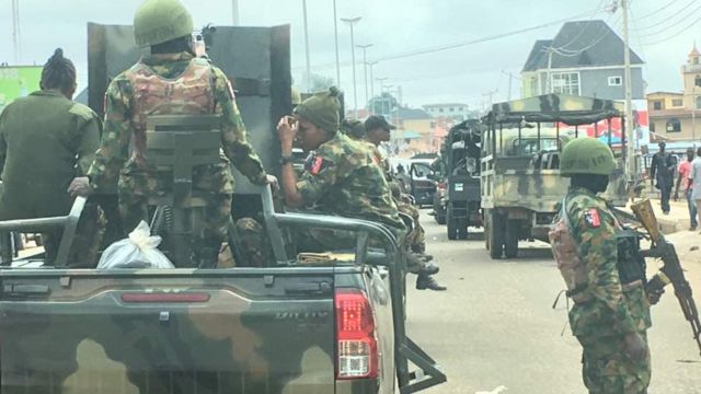 Di soldiers dey well armed.