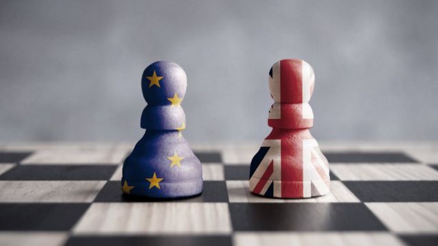 Peones del juego de ajedrez entre Reino Unido y la Unión Europea