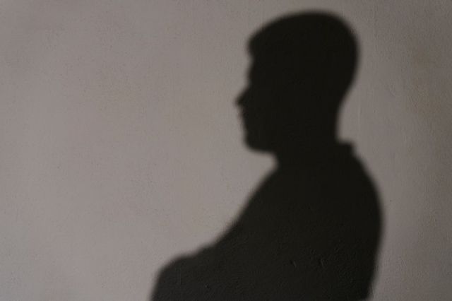 Sombra de um homem de perfil na parede