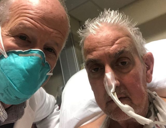 ډیویډ بینیټ ښي لور ته له جراح ډاکتر بارټلي ب. ګرفیفس