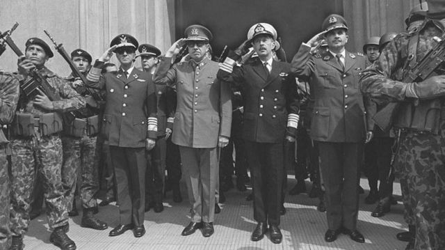 A junta militar composta por Gustavo Leigh, Augusto Pinochet, José Toribio Merino e César Mendoza.