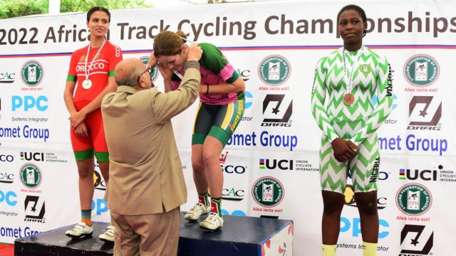 Le vice-président de l'Union cycliste internationale, Wajeh Azman, a décerné la médaille d'or aux cyclistes d'Afrique du Sud